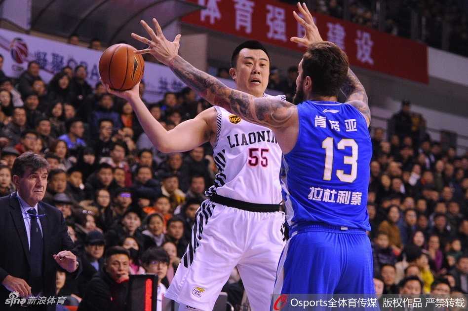 江苏攻克辽宁主场显黑马本色 韩德君孤掌难鸣难救主 辽宁队内线支柱韩德君篮下强打,他利用庞大的身躯卡住位置,艰难地将球放入篮筐,全场他空砍26分11篮板,孤立无援的身影成为了辽宁队这场败仗的缩影。