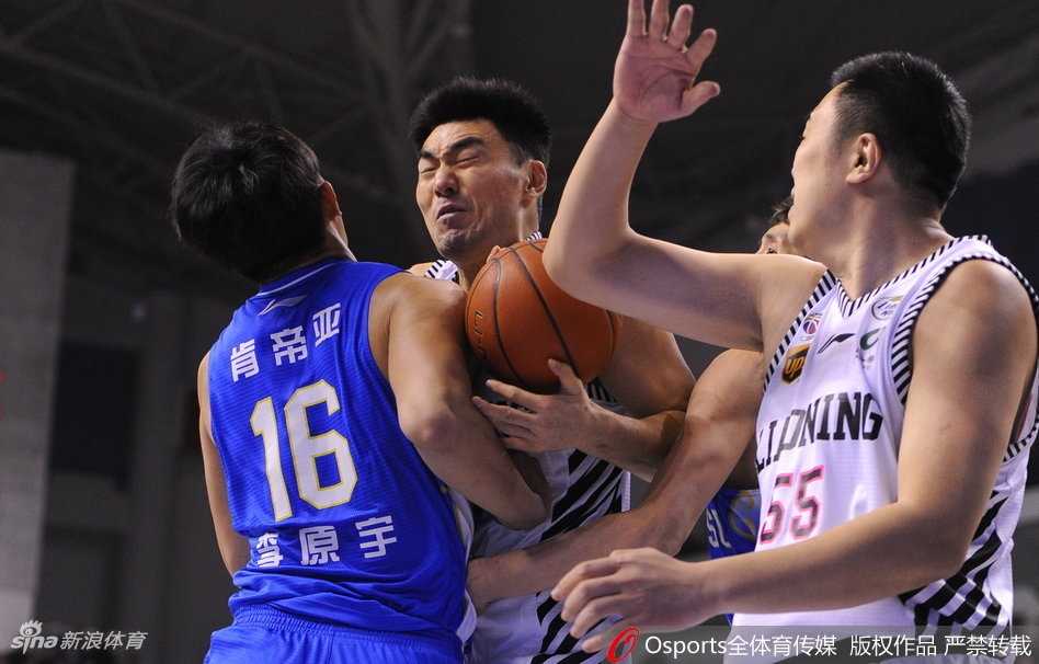 江苏攻克辽宁主场显黑马本色 韩德君孤掌难鸣难救主 辽宁队大外援布兰登·巴斯在江苏内线群中奋力跃起,以一记势大力沉的单手劈扣宣泄着情绪,展现了强烈的追分决心,但即便如此也难以填补球队整体的巨大分差。