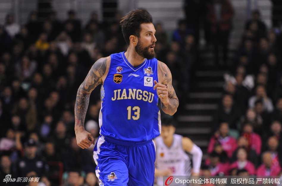 江苏攻克辽宁主场显黑马本色 韩德君孤掌难鸣难救主 江苏肯帝亚的内线悍将拉杜利察迎着辽宁队的防守,强硬地将球放进篮筐,并造成犯规,他全场砍下25分13篮板,用统治级的表现帮助球队锁定胜局。