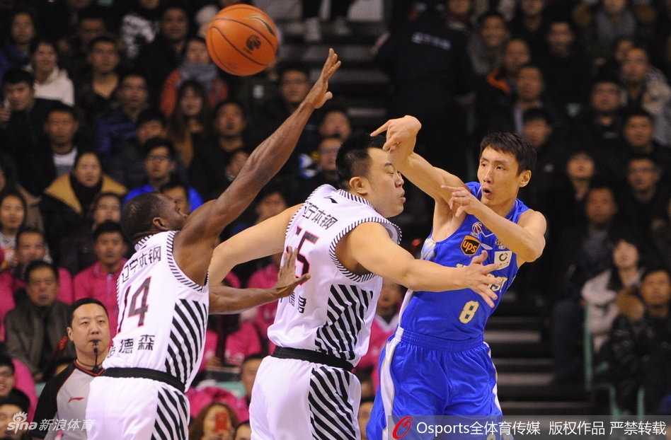 江苏攻克辽宁主场显黑马本色 韩德君孤掌难鸣难救主 江苏肯帝亚外援马尚·布鲁克斯如蝴蝶穿花般摆脱辽宁队的防守,在韩德君补防之前高难度后仰跳投,皮球划过一道美妙的弧线空心入网,这一球也浇灭了辽宁队的反扑气焰。