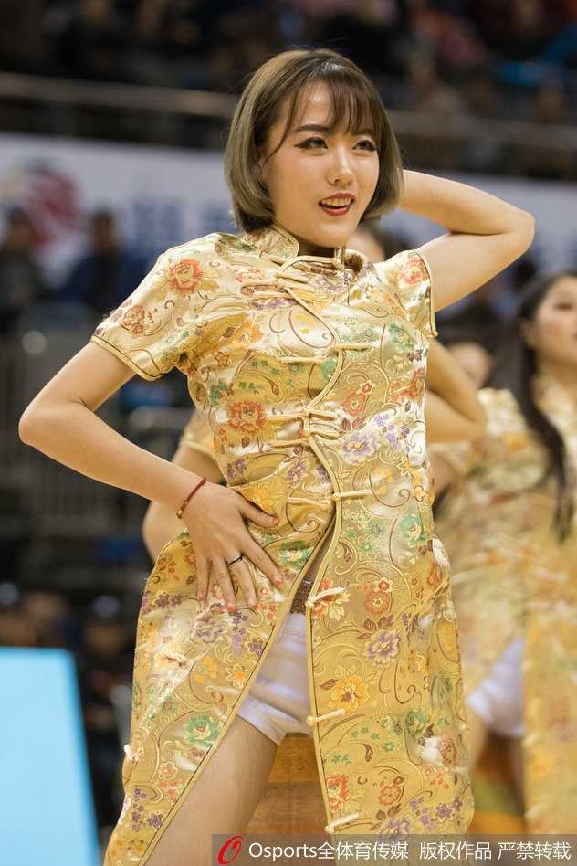 篮球宝贝们梳着高马尾，身着闪耀的亮黄色啦啦队服，在球场中央整齐划一地抬起修长美腿，笑容甜美动人