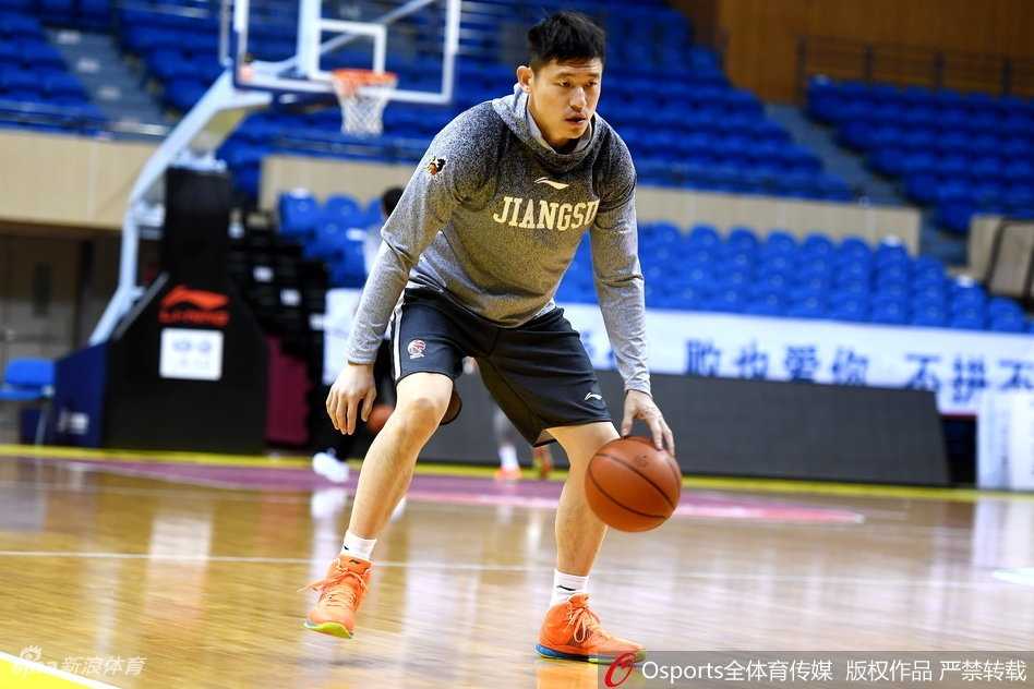 江苏肯帝亚内线支柱吴冠希:赛场硬汉场外人生赢家 训练间隙,吴冠希与队友认真沟通战术,身高臂长的他在人群中格外显眼,展现出良好的团队协作精神。