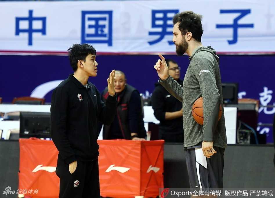 江苏肯帝亚内线支柱吴冠希:赛场硬汉场外人生赢家 在进行拉伸放松时,吴冠希表情轻松,健硕的肌肉线条在阳光下清晰可见,彰显着职业运动员的身体素质。