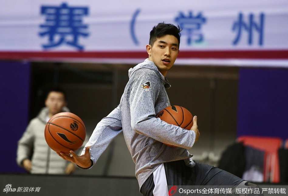 江苏肯帝亚内线支柱吴冠希:赛场硬汉场外人生赢家 吴冠希进行核心力量训练,每一个动作都标准到位,汗水顺着脸颊滑落,展现出硬汉的坚韧与自律。