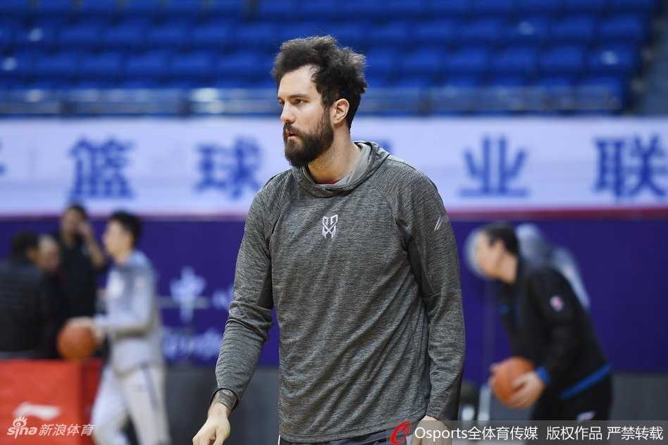 江苏肯帝亚内线支柱吴冠希:赛场硬汉场外人生赢家 完成训练的吴冠希在场边接受队医的放松治疗,神情专注而平静,为下一场战斗做好充分准备。