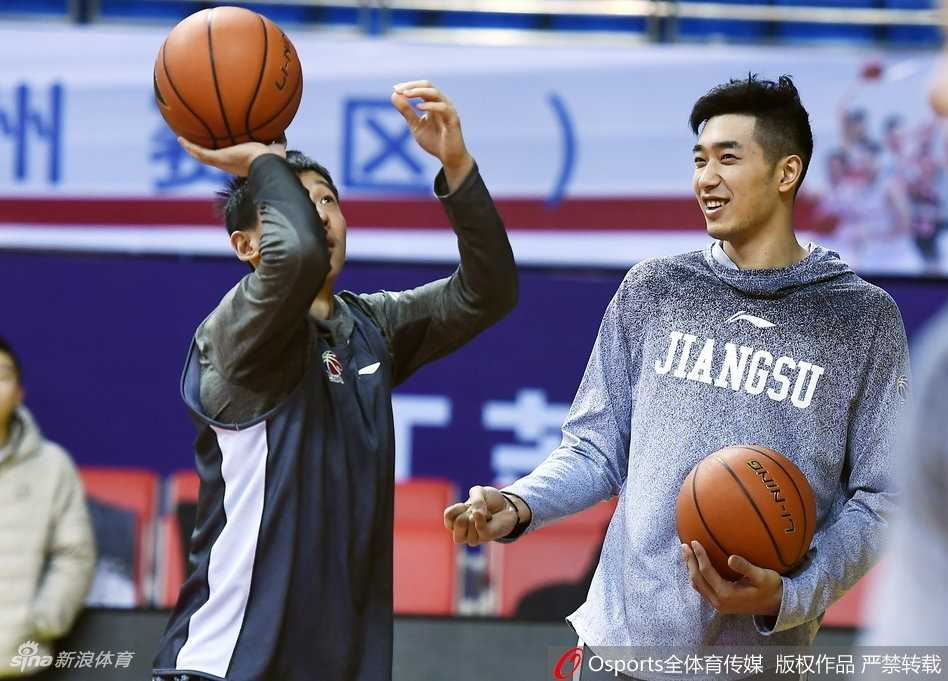 江苏肯帝亚内线支柱吴冠希:赛场硬汉场外人生赢家 吴冠希在训练中目光如炬,专注的眼神透露出对胜利的渴望,汗水浸湿的训练服见证着他的刻苦。