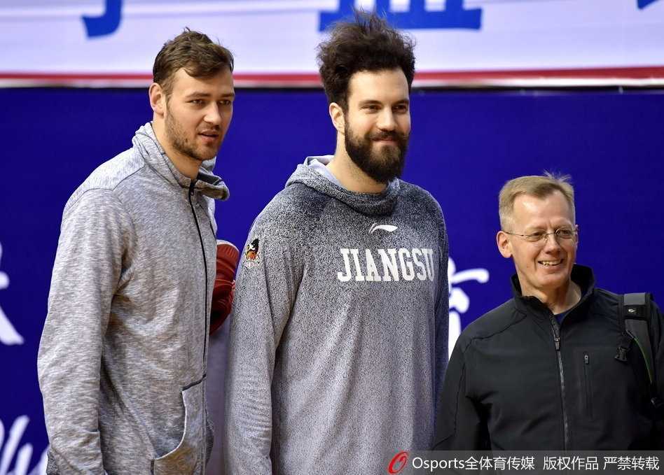 江苏肯帝亚季后赛静待齐鲁劲敌 拉杜利察顶“爆炸头”苦练被赞最耐撕利器 哪怕只是赛前热身,拉杜利察的表情也极其投入,他用力拍打着篮球,眼神死死盯着篮筐,那股狠劲儿仿佛下一秒就要把球砸进对手的篮筐。