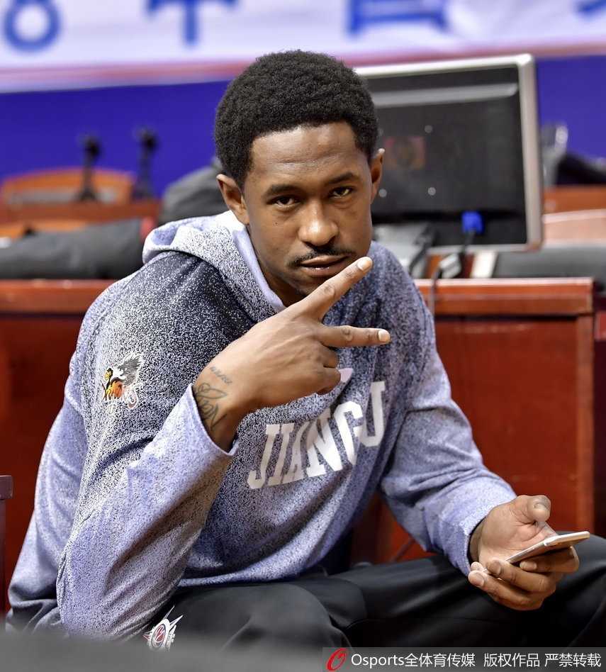 江苏肯帝亚季后赛静待齐鲁劲敌 拉杜利察顶“爆炸头”苦练被赞最耐撕利器 训练场上,拉杜利察顶着一头蓬松的卷发,眼神专注而犀利,大胡子配花臂,活脱脱一位从电影里走出来的硬汉,准备在禁区掀起腥风血雨。