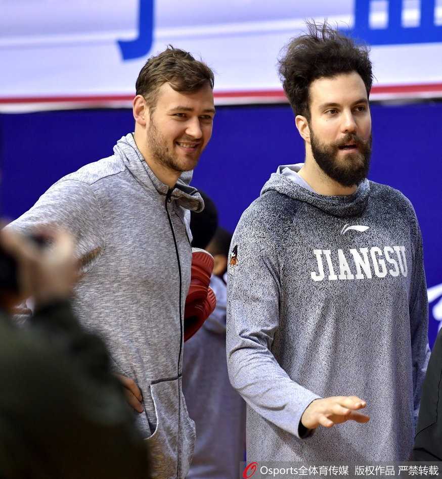 江苏肯帝亚季后赛静待齐鲁劲敌 拉杜利察顶“爆炸头”苦练被赞最耐撕利器 加练时刻,拉杜利察的目光如炬。他不满足于现状,总在所有人离开后默默给自己‘开小灶’,这份勤勉正是他炼成‘耐撕’硬汉的秘诀。