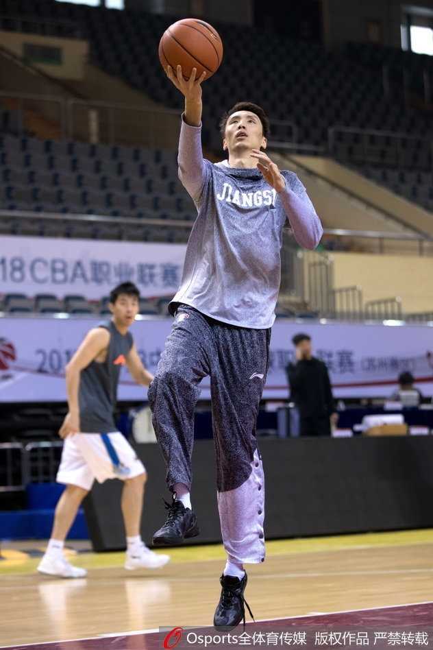 江苏肯帝亚深秋砺兵,剑指CBA新赛季荣耀征程 内线悍将李原宇在篮下卡位要球,肌肉紧绷,展现出强大的力量和争抢篮板的决心。