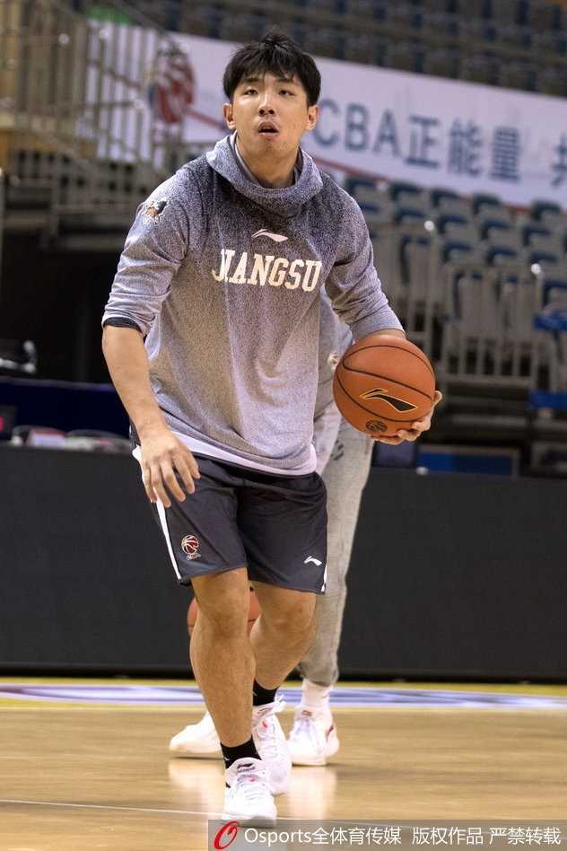 江苏肯帝亚深秋砺兵,剑指CBA新赛季荣耀征程 球队执行教练贝西洛维奇在场边双手插兜,目光如炬地观察着场上的训练情况,不时大声呼喊指导队员。