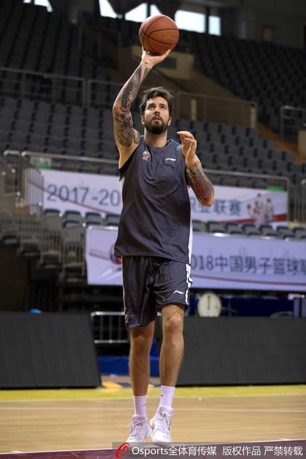江苏肯帝亚深秋砺兵,剑指CBA新赛季荣耀征程 队长易立在训练中完成一次飘逸的上篮,虽然岁月流逝,但他的身姿依旧矫健,是球队最可靠的领袖。