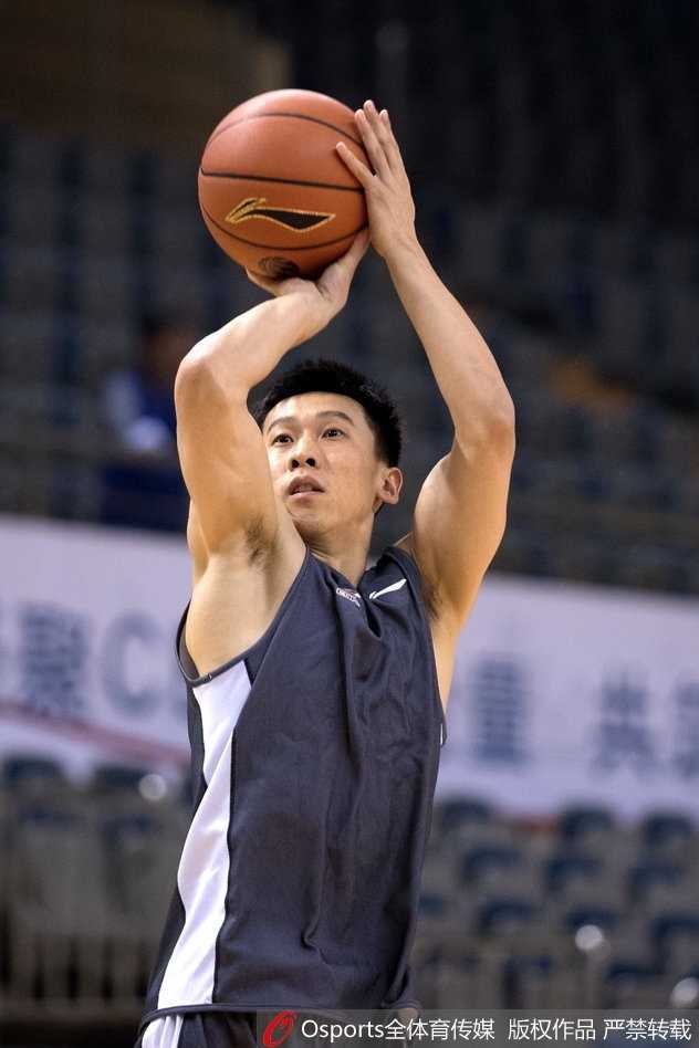 江苏肯帝亚深秋砺兵,剑指CBA新赛季荣耀征程 主帅贝西洛维奇为球员们讲解战术,他用手势比划着跑动路线,队员们聚精会神地聆听,准备将训练成果转化为比赛胜利。