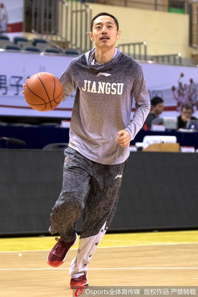 江苏肯帝亚深秋砺兵,剑指CBA新赛季荣耀征程 江苏肯帝亚外援马尚·布鲁克斯在训练中神情专注,运球穿越全场,他的每一个动作都显得游刃有余。