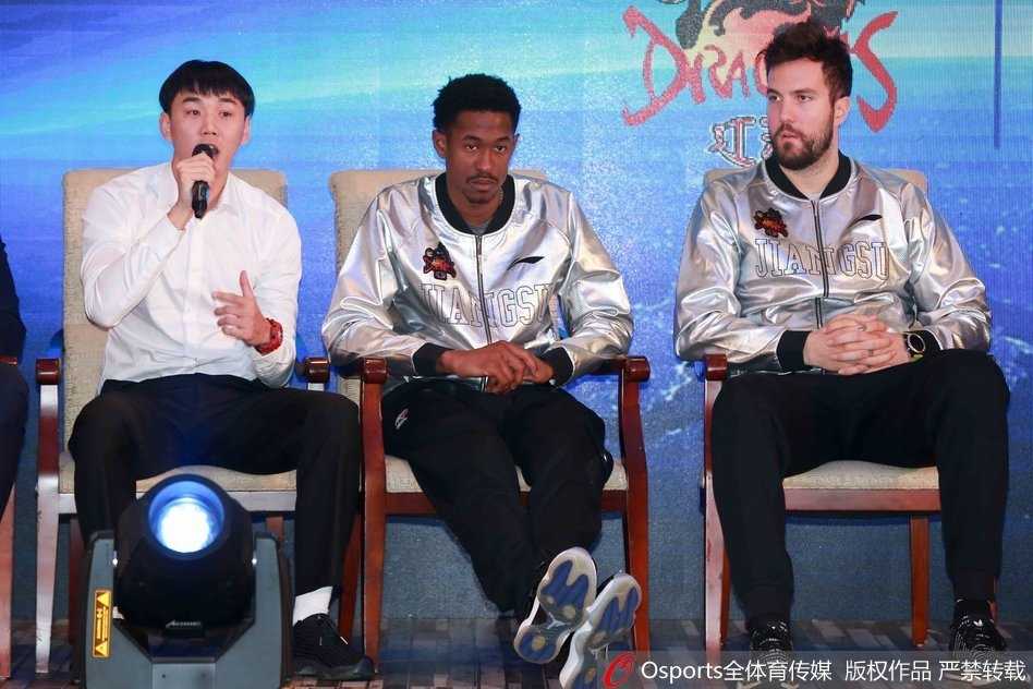 大外援拉杜利察与队友们并肩而立，这位塞尔维亚中锋笑称新赛季要场均砍下60分，霸气外露。