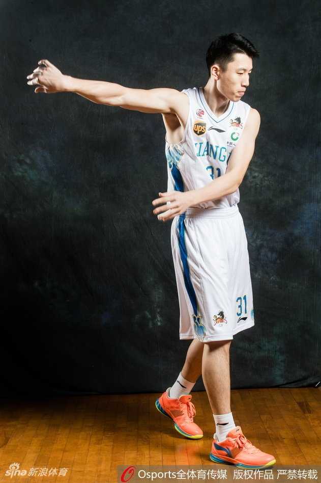 画面聚焦于宝贝的妩媚与布鲁克斯的冷峻，仿佛一场无声的对手戏，让人联想到球场上瞬息万变的攻防转换。