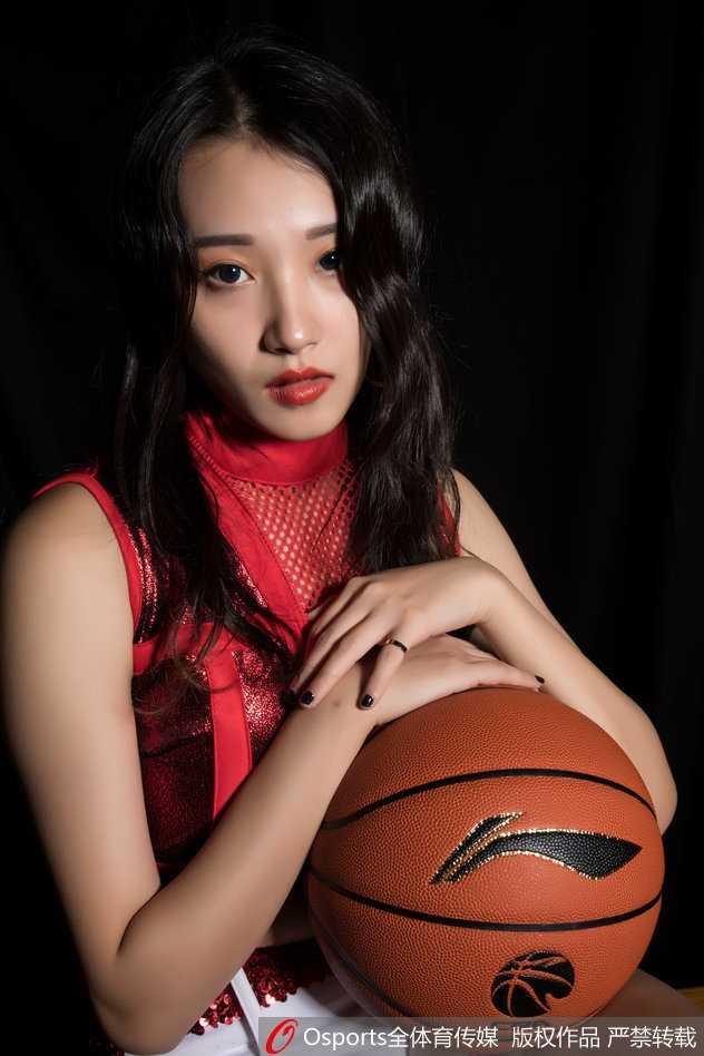 一名宝贝手持篮球道具，身体后仰形成优美的弧线，黑色的流苏随着动作飘动，将竞技体育的力量与女性的柔美曲线完美融合