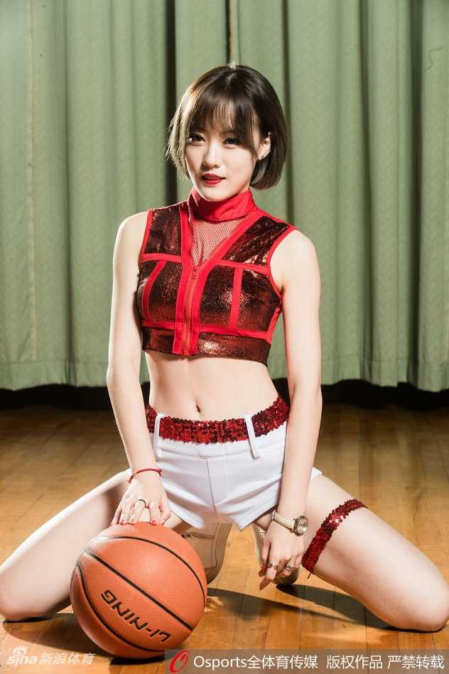 肯帝亚篮球宝贝身穿亮黄色短裙，在聚光灯下舒展身姿，笑容极具感染力