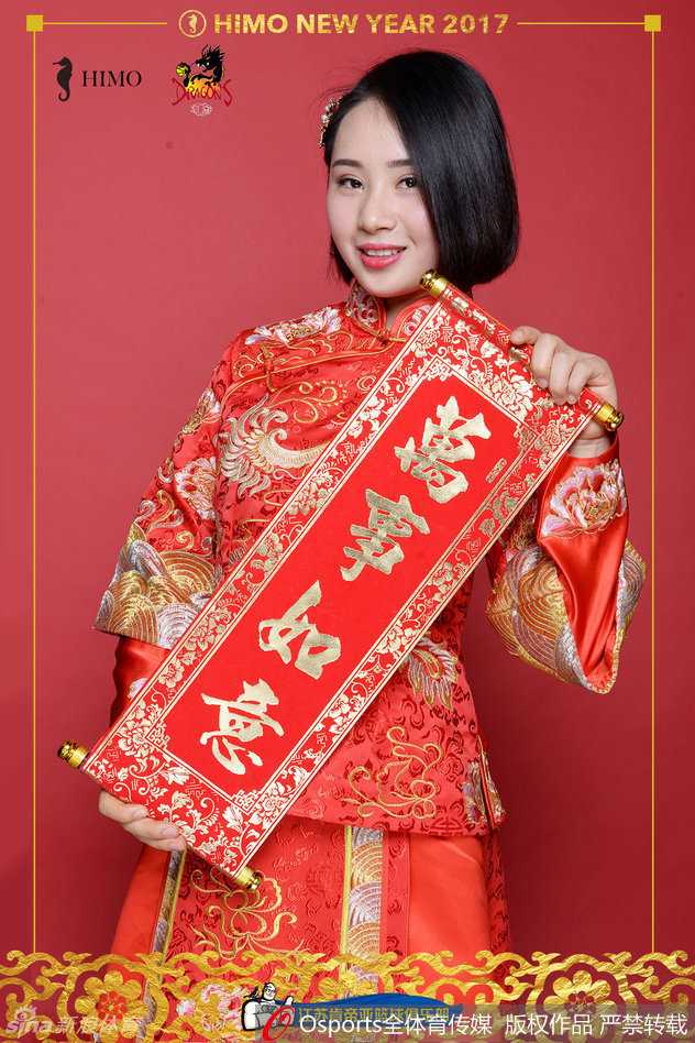 江苏肯帝亚篮球宝贝:新春民俗盛装绽放赛场 俏皮可爱点燃节日激情 两位宝贝亲密相依,她们身上的民俗服饰细节丰富,刺绣精美。一人手持传统的拨浪鼓,一人轻摇团扇,眼神中流露出少女的娇憨与对新春的无限憧憬,画面充满了故事感。