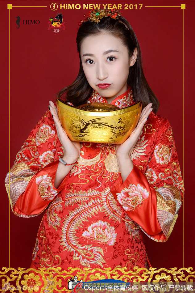 江苏肯帝亚篮球宝贝:新春民俗盛装绽放赛场 俏皮可爱点燃节日激情 这张照片中,宝贝们集体亮相,排列成行。她们有的俏皮眨眼,有的挥手致意,色彩斑斓的民俗盛装连成一片喜庆的海洋,仿佛正通过镜头向所有观众大声喊出“新年快乐”!