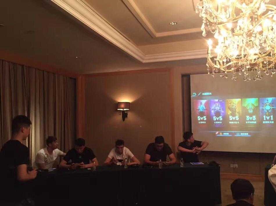 江苏肯帝亚篮球血脉冲刺王者峡谷,跨界组局引爆全新电竞战场 王者峡谷的战场上,五名英雄集结完毕,激烈的团战一触即发,技能特效的光芒照亮了地图,仿佛预示着江苏肯帝亚在电竞领域掀起的全新风暴。