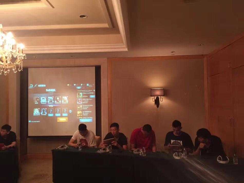 江苏肯帝亚篮球血脉冲刺王者峡谷,跨界组局引爆全新电竞战场 游戏界面中,英雄貂蝉在蓝紫色调的野区中灵活走位,技能花瓣纷飞,她的每一次出击都如同篮球场上灵巧的控卫,在对手的严密防守中寻找一击制胜的突破口。