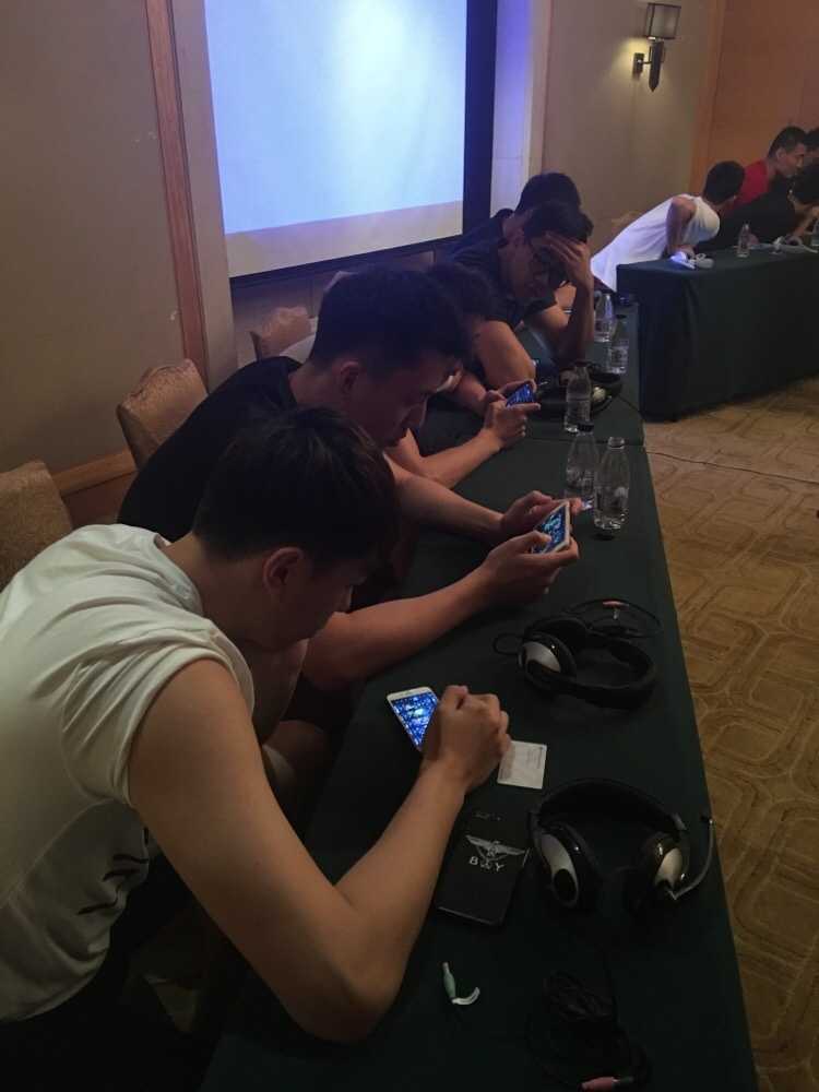 江苏肯帝亚篮球血脉冲刺王者峡谷,跨界组局引爆全新电竞战场 英雄王昭君在雪地中优雅施法,寒冰之力席卷峡谷,她的每一次精准预判都如同篮球场上的一记三分远投,瞬间改变战场局势,掌控全场节奏。