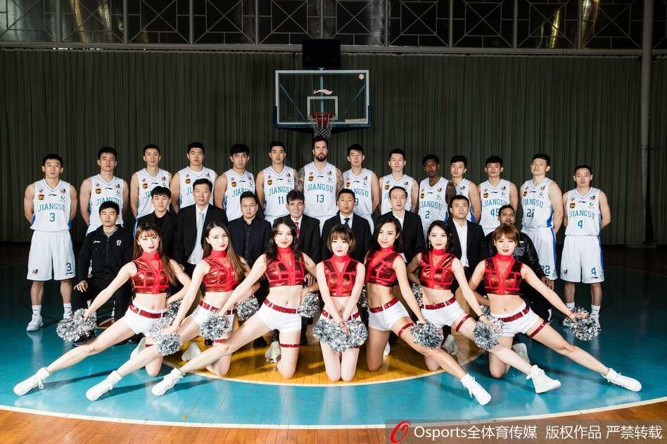 在轻松愉快的氛围中，队员们互相‘挑逗’，摆出各种搞怪pose，展现了赛场之外如同兄弟般的深厚情谊和年轻球队特有的活力。