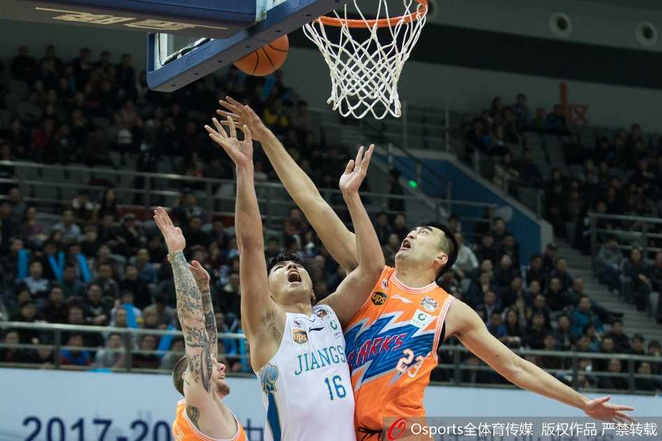 布鲁克斯迎着防守强起上篮，身体在空中拉成满弓，眼神里满是对胜利的渴望。