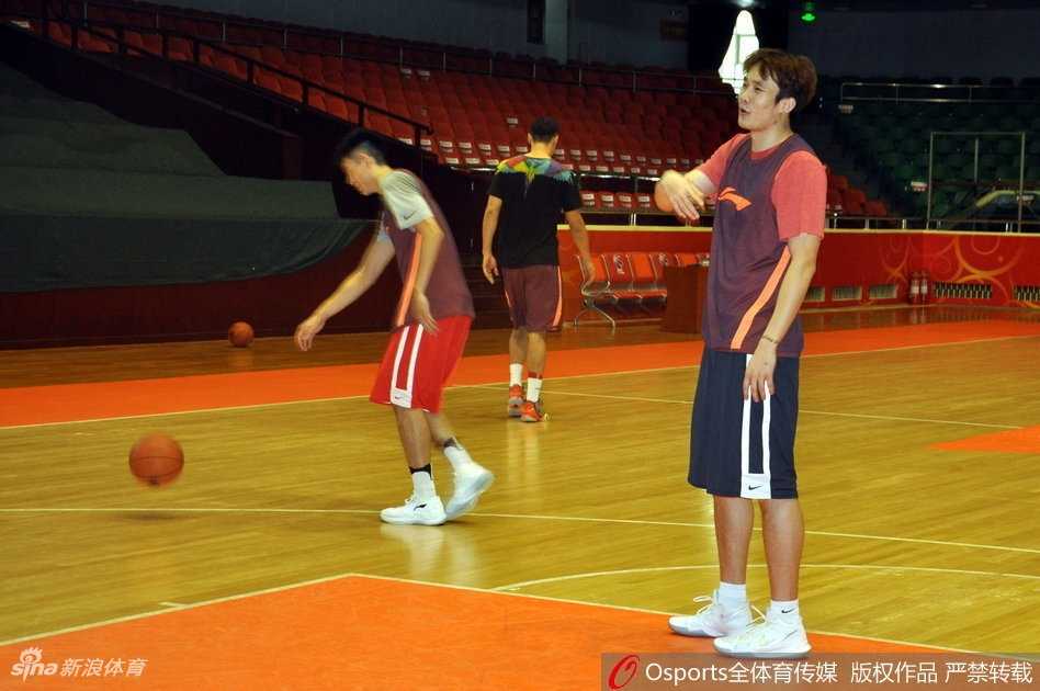 新援陈林坚在三分线外接球就投，皮球划出一道完美的弧线直奔篮筐，仿佛要将新赛季对手的取胜希望就此射落。