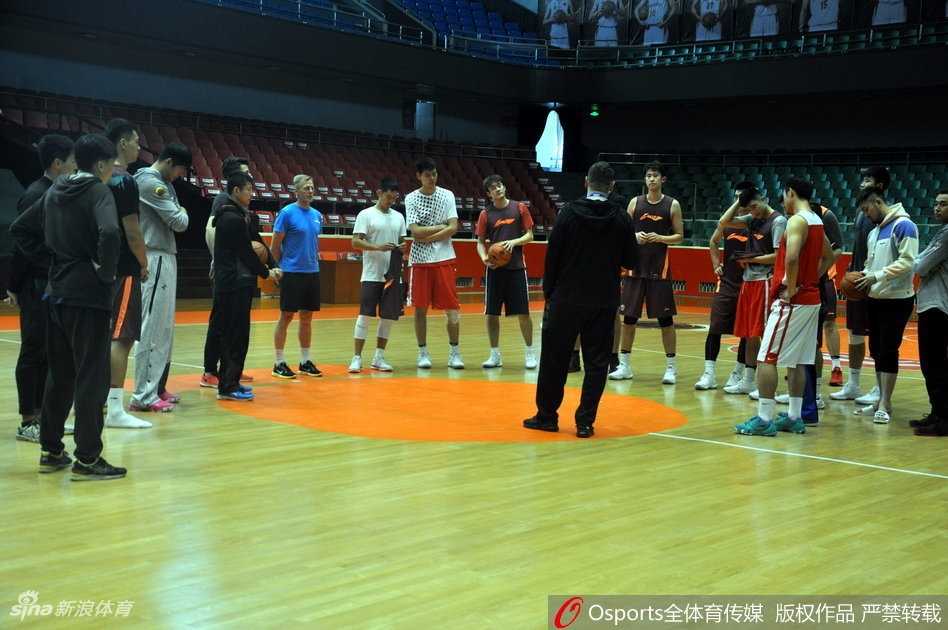 大外援克里斯在篮下卡位要球，肌肉线条分明，眼神中透露出一股势在必得的霸气，准备在内线翻江倒海。