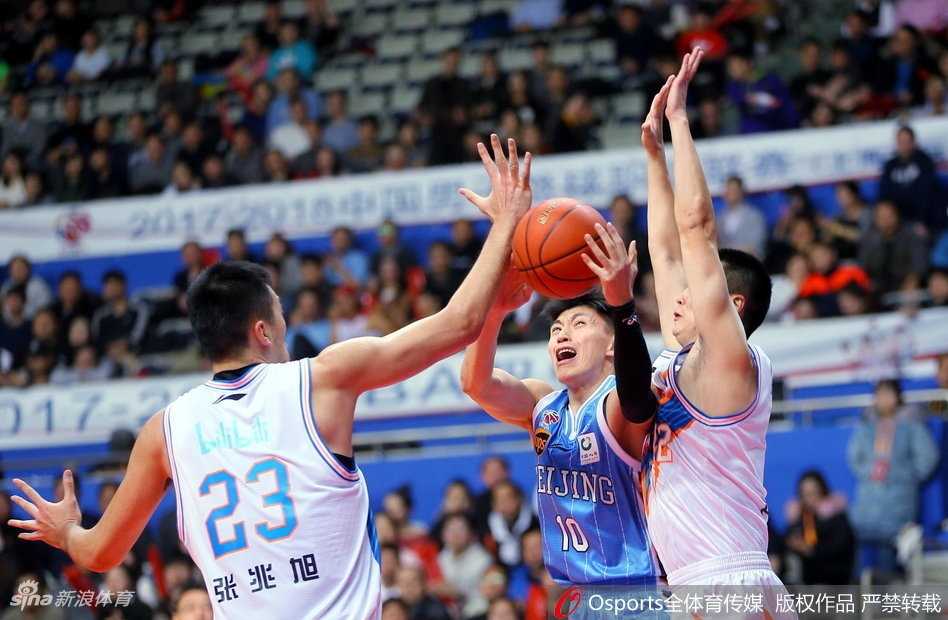 张兆旭在朱彦西头顶完成双手补扣，整个篮筐都在震颤，这一扣仿佛扣碎了北京队反扑的希望。