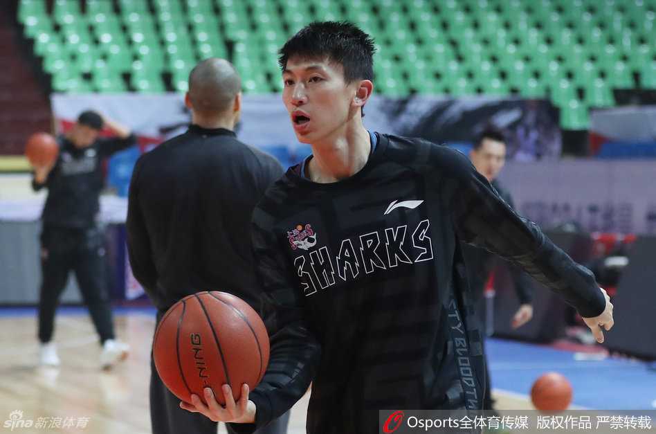 沪上双星闪耀,鲨气重现 内线大将张兆旭正在场边认真地拉伸腿部肌肉,为了守护球队的禁区,他必须时刻保持身体处于最佳状态。