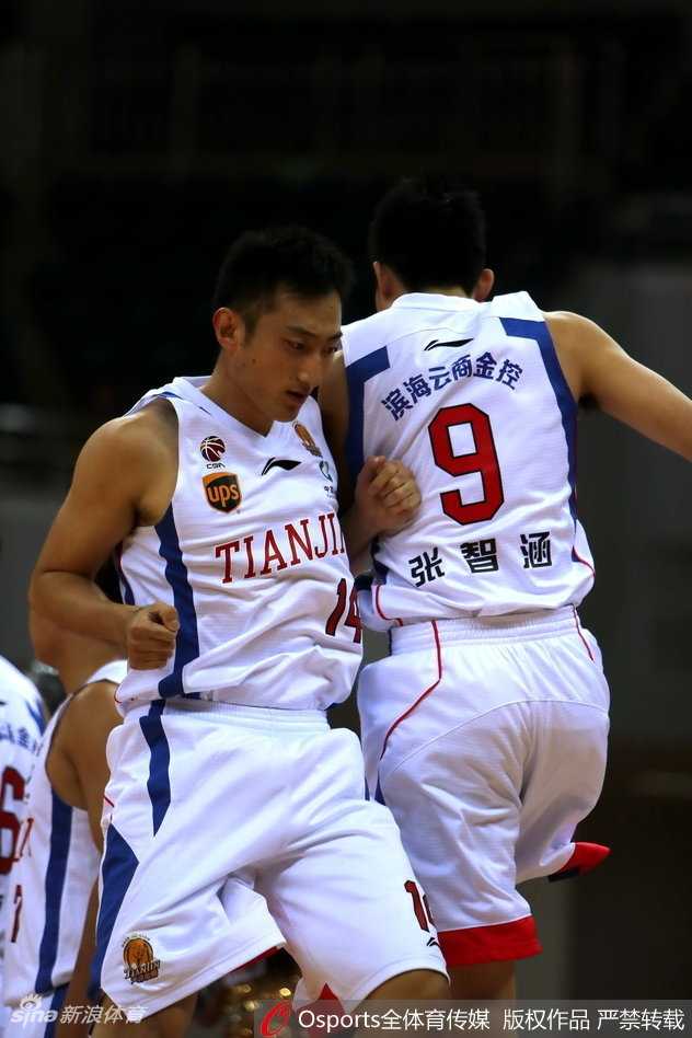 天津队外援杰特运球突破，遭遇上海男篮多人包夹防守，他在人缝中寻找传球路线，脸上写满了不甘与焦急。