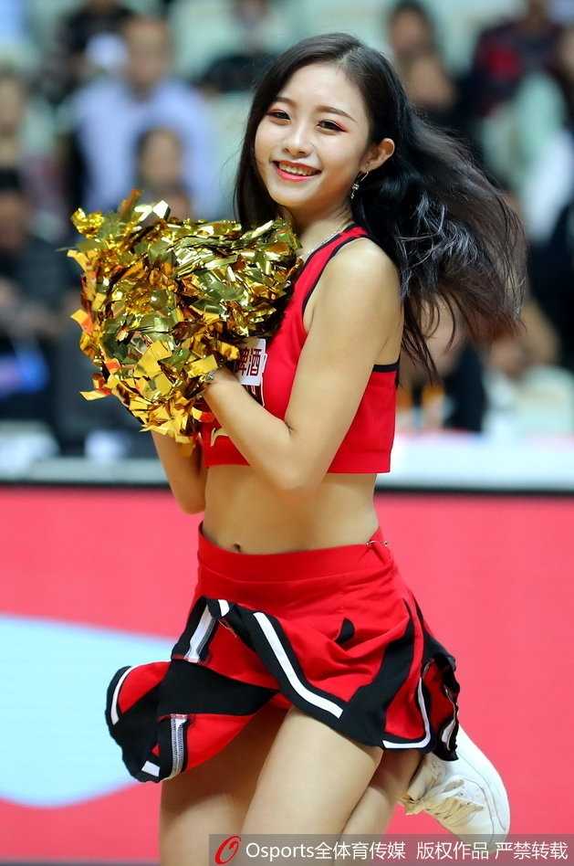 沪上夜战,热舞点燃源深:篮球宝贝与“弗神”共谱胜利夜曲 一位领舞的宝贝眼神坚定,她手持花球高高抛起,身体在空中划出优美的弧线,队友们则在她身后围成半圆,整齐地拍手应和,这一刻,她们仿佛是赛场上绽放的烟花。