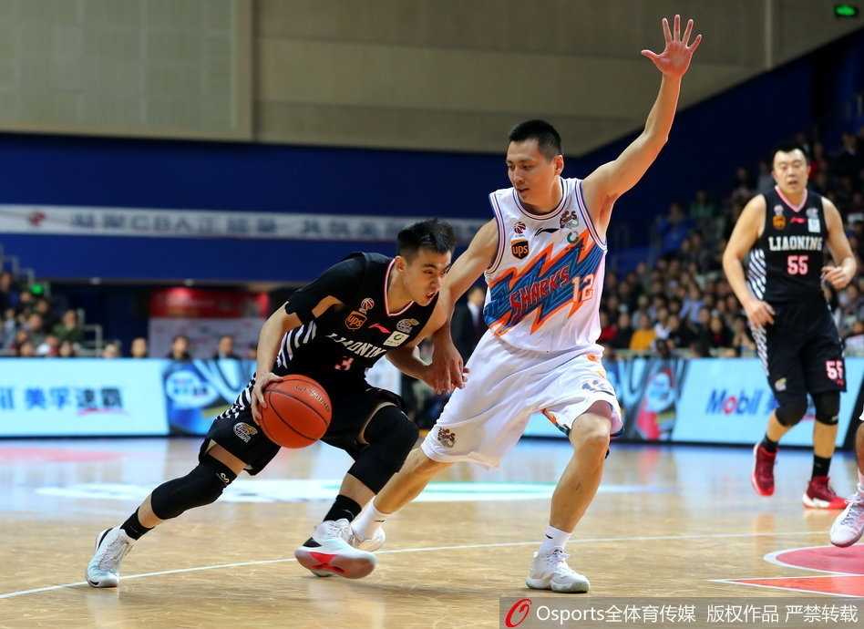 上海队外援弗雷戴特面对赵继伟的贴身紧防，试图摆脱寻找传球路线，神情略显焦急。