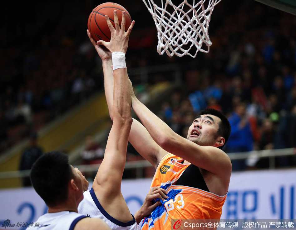 沪上烽火与川军铁骑:回顾CBA经典赛季的本土力量与外援狂潮 上海队擎天柱张兆旭在四川内线巨塔哈达迪头顶强硬进攻,肌肉碰撞的火花清晰可见