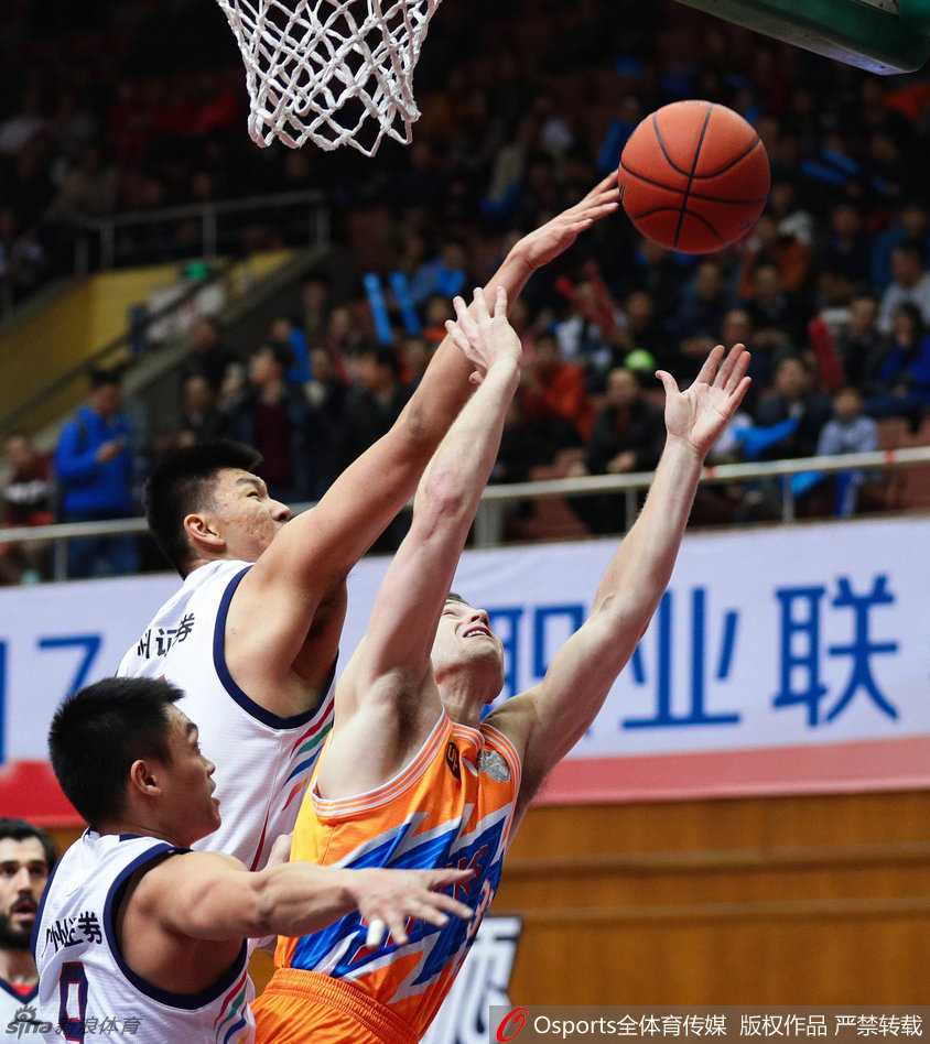 沪上烽火与川军铁骑:回顾CBA经典赛季的本土力量与外援狂潮 老将刘炜骑马射箭般抛投出手,防守球员飞身封盖却为时已晚,彰显老将风采