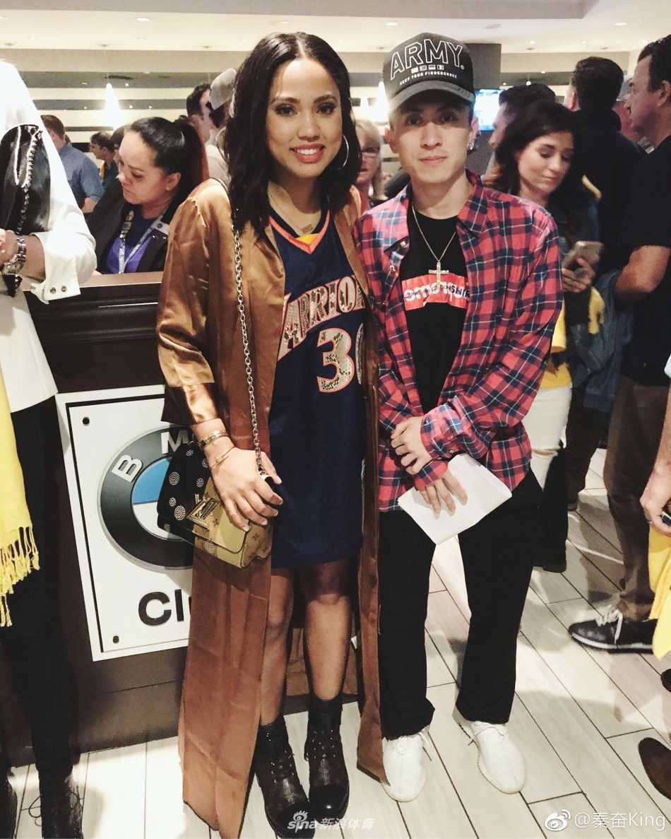 秦奋头戴黑色棒球帽，身穿白色T恤，在球场通道内回头凝望，眼神中透露出对刚刚结束的总决赛的回味与专注，背后是甲骨文球馆醒目的标识。