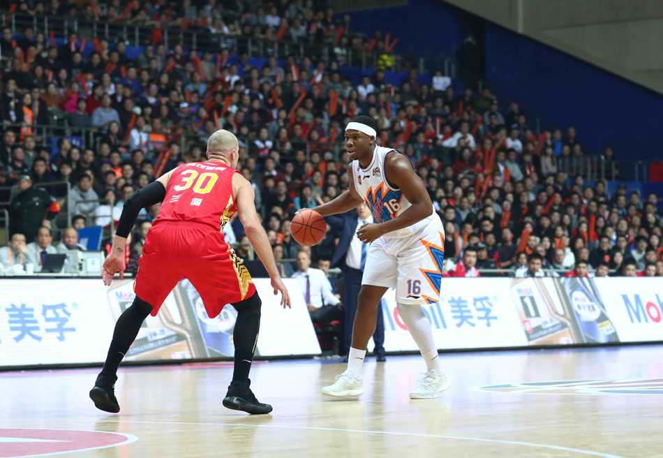 深圳队外援帕戈投出争议一球后，神情呆滞地坐在场边，等待着裁判那决定命运的判罚