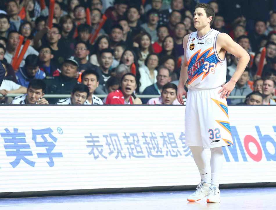 寂寞大神弗雷戴特在对手的严防死守下强行突破，眼神中充满了必胜的坚定信念