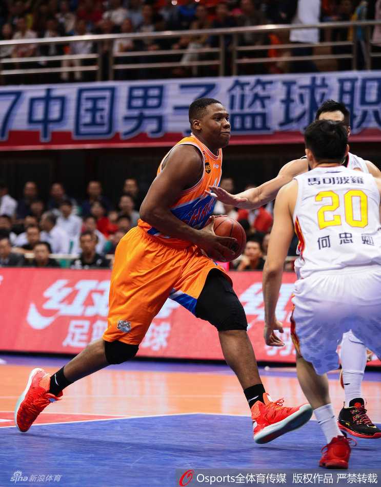 沪鲁对决经典瞬间回顾 弗雷戴特遭围堵张兆旭霸气震筐 山东队外援泰勒完成一次精彩的进攻或防守后,兴奋地挥拳怒吼,面部表情充满激情与斗志,带动全场气氛。