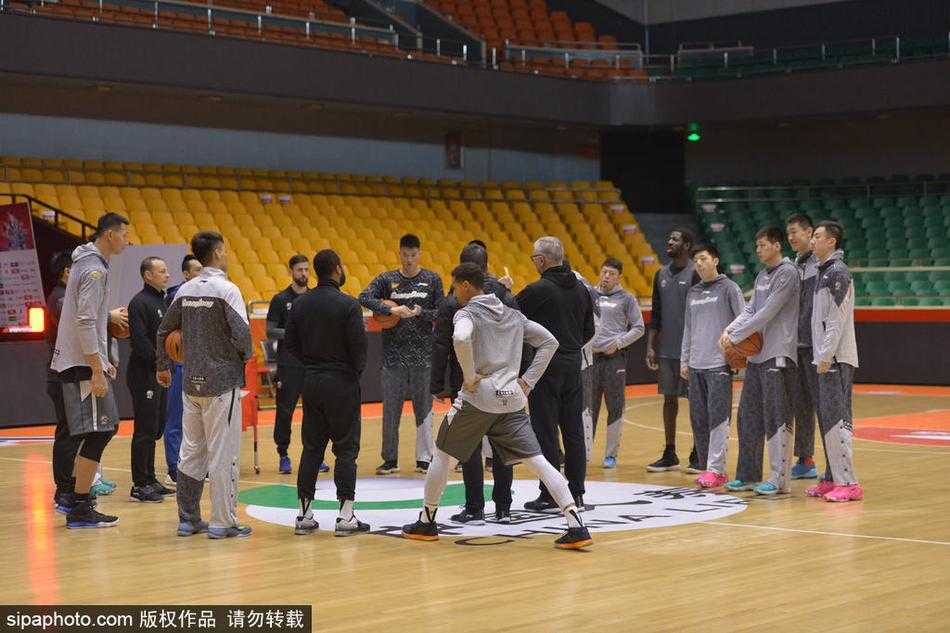 队长周鹏在训练间隙拉伸放松，作为球队外线防守大闸和稳定的得分点，他的发挥将直接决定广东队能否在客场压制住山东队的锋线群。