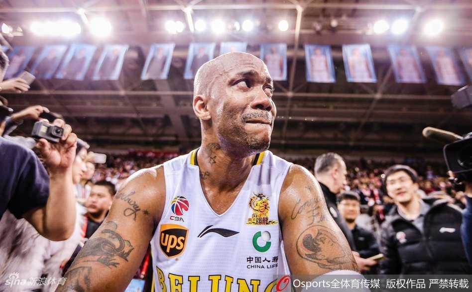 传承与感谢，马布里将身上的3号战袍脱下，亲手归还给年轻队友贺希宁，象征着一种精神的传递与尊重的回馈。