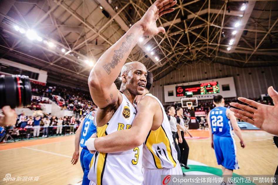 队友高高抛起，在退役仪式最后，北控队的队友们将马布里围在中间，合力将他抛向空中，用这种特殊的方式向这位传奇队长致敬。