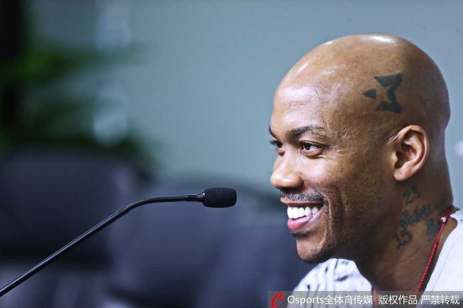 马布里手持北控3号纪念球衣在发布会上留影，这件战袍见证了他职业生涯最后一季的拼搏与荣耀。