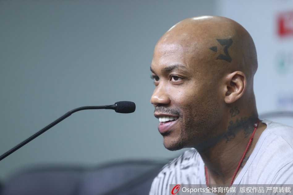 发布会尾声，马布里面对镜头挥手致意，仿佛在向自己长达二十二年的球员生涯做最后的告别。