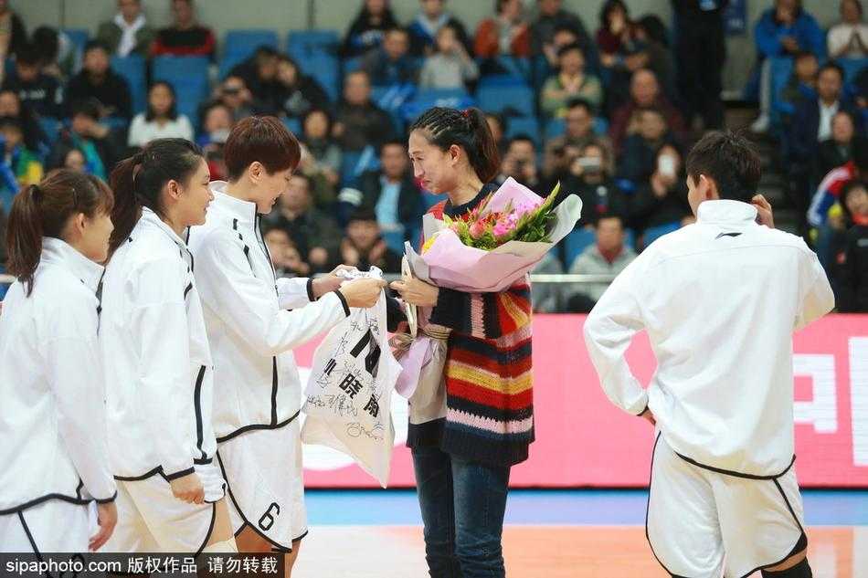 昔日队长孙晓雨在赛前领取总冠军戒指，她面带微笑，眼中却闪烁着对赛场无限眷恋的泪光，手中的戒指见证了她最后的荣耀。