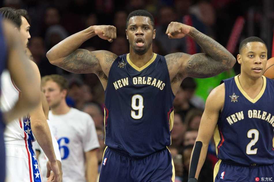 面对骑士队的严密防守，鹈鹕时期的琼斯毫无惧色，强硬突破上篮，正是这场高分表演让青岛队下定决心将他带到CBA。