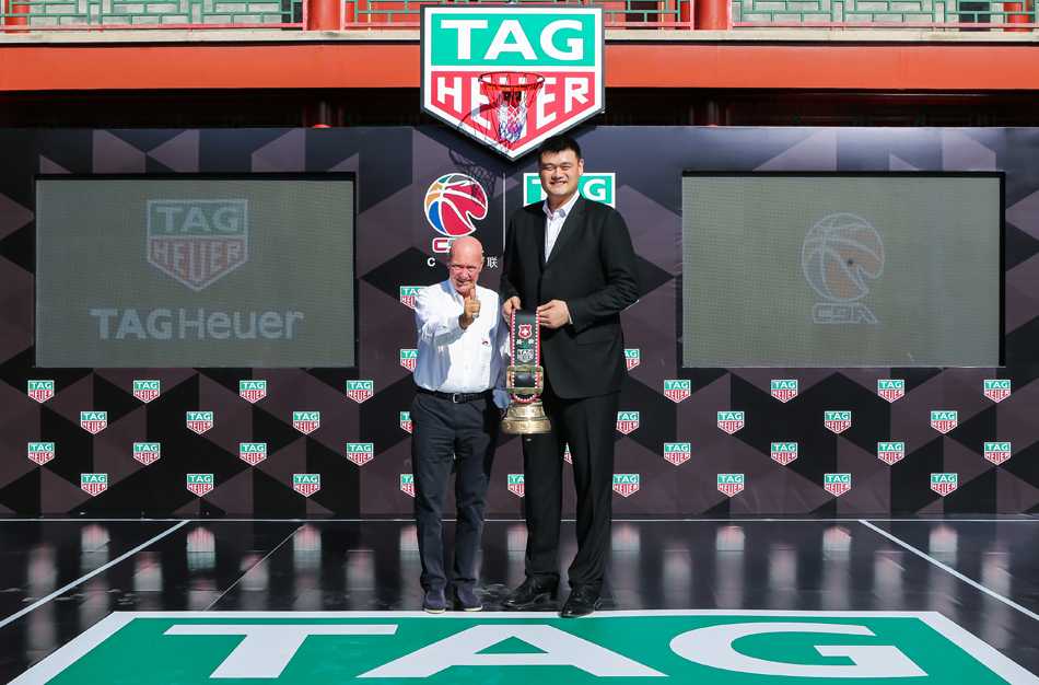 泰格豪雅重压之下无惧色,携手姚明共启 CBA 精准计时新纪元 姚明身着一袭深色正装,神情专注而充满期待地站在发言台前,身后的巨幅背景板上,“TAG Heuer x CBA”的字样熠熠生辉,他正用富有磁性的声音,向在场的每一个人宣告着这个对中国篮球意义非凡的时刻。